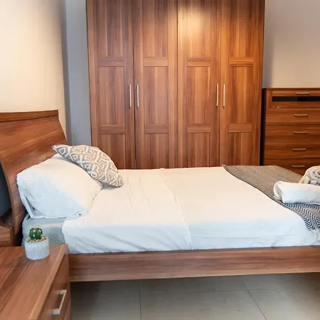 Cozy Bedroom, Shared Bathroom Homestay Gzira
