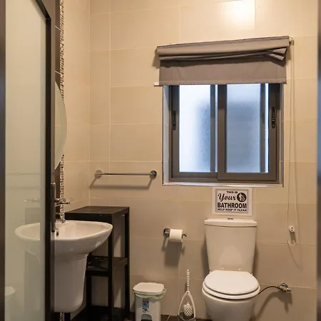 Cozy Bedroom, Shared Bathroom Gzira