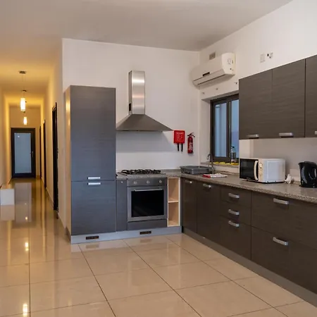 Cozy Bedroom, Shared Bathroom *