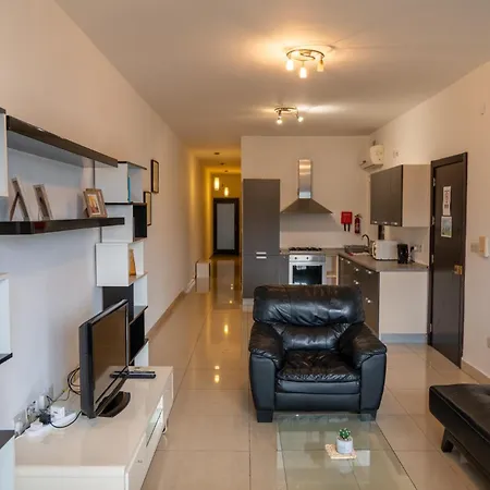 Cozy Bedroom, Shared Bathroom Homestay Gzira